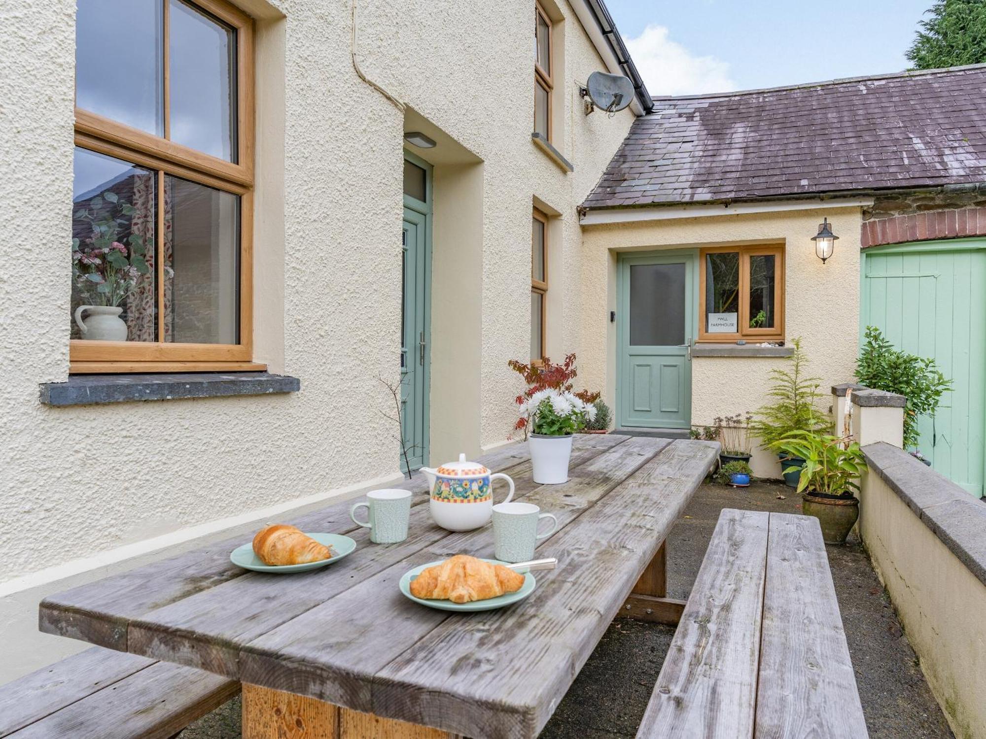 Pwll Farmhouse Llanllawdog Eksteriør bilde