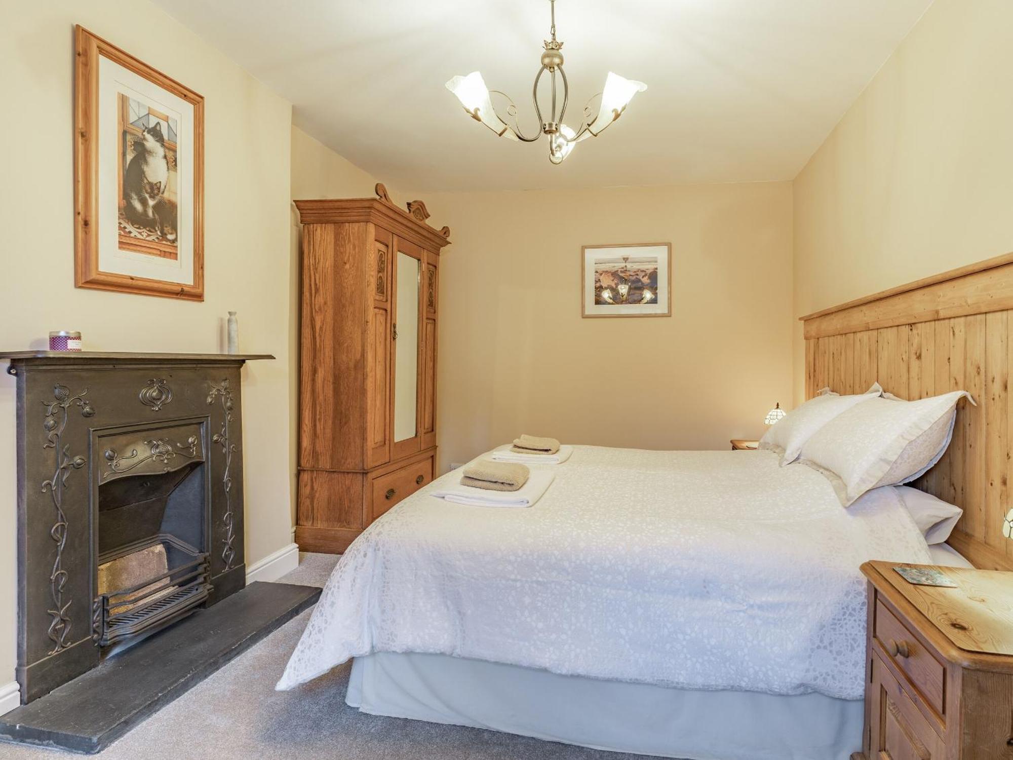 Pwll Farmhouse Llanllawdog Eksteriør bilde