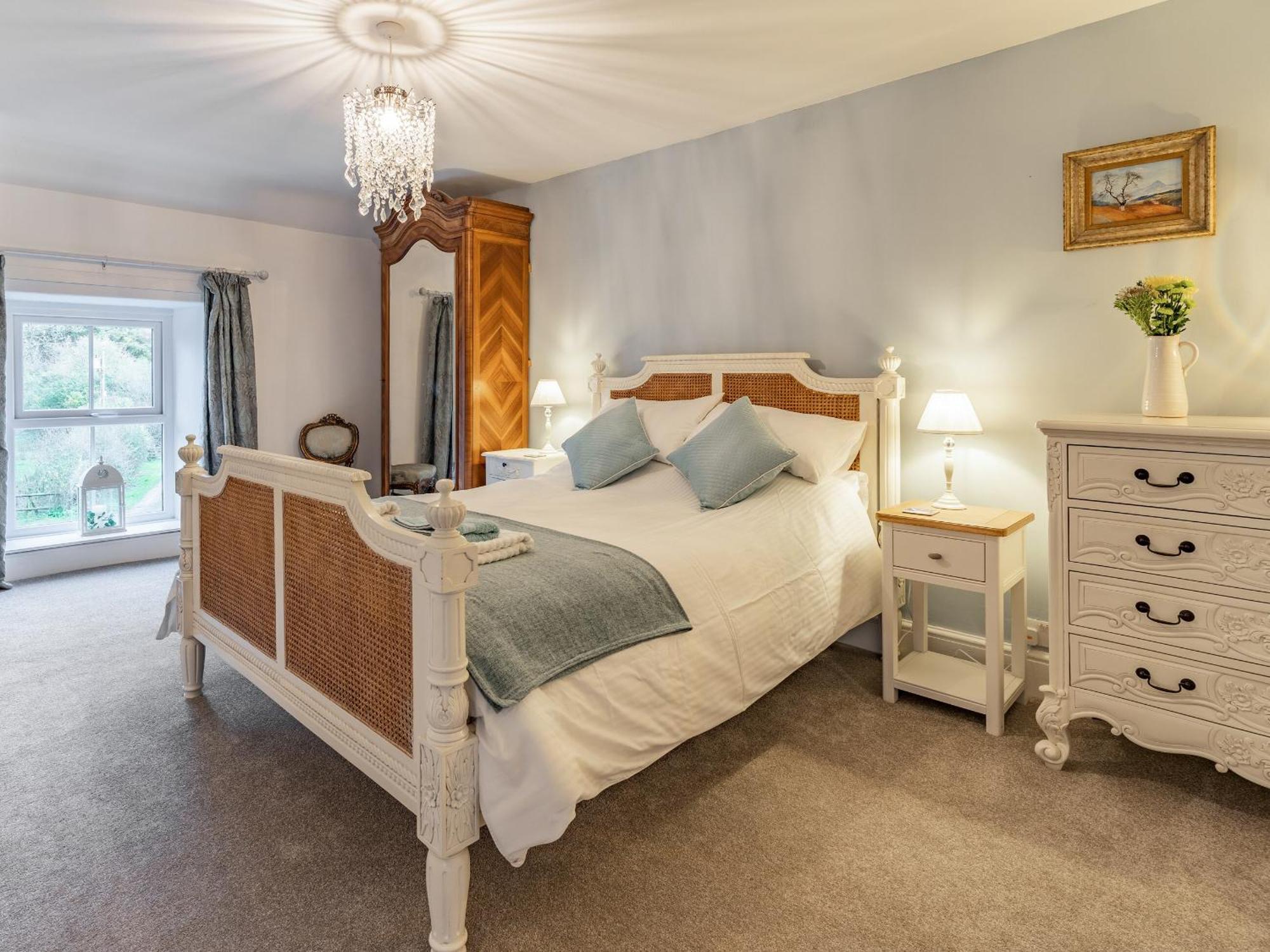 Pwll Farmhouse Llanllawdog Eksteriør bilde