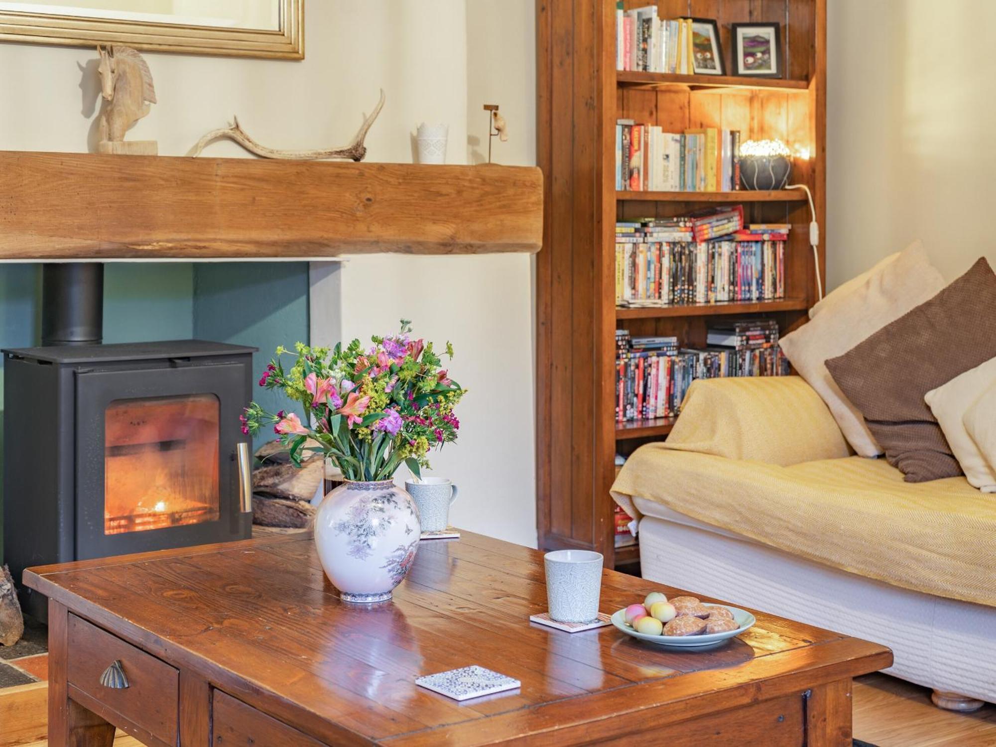 Pwll Farmhouse Llanllawdog Eksteriør bilde