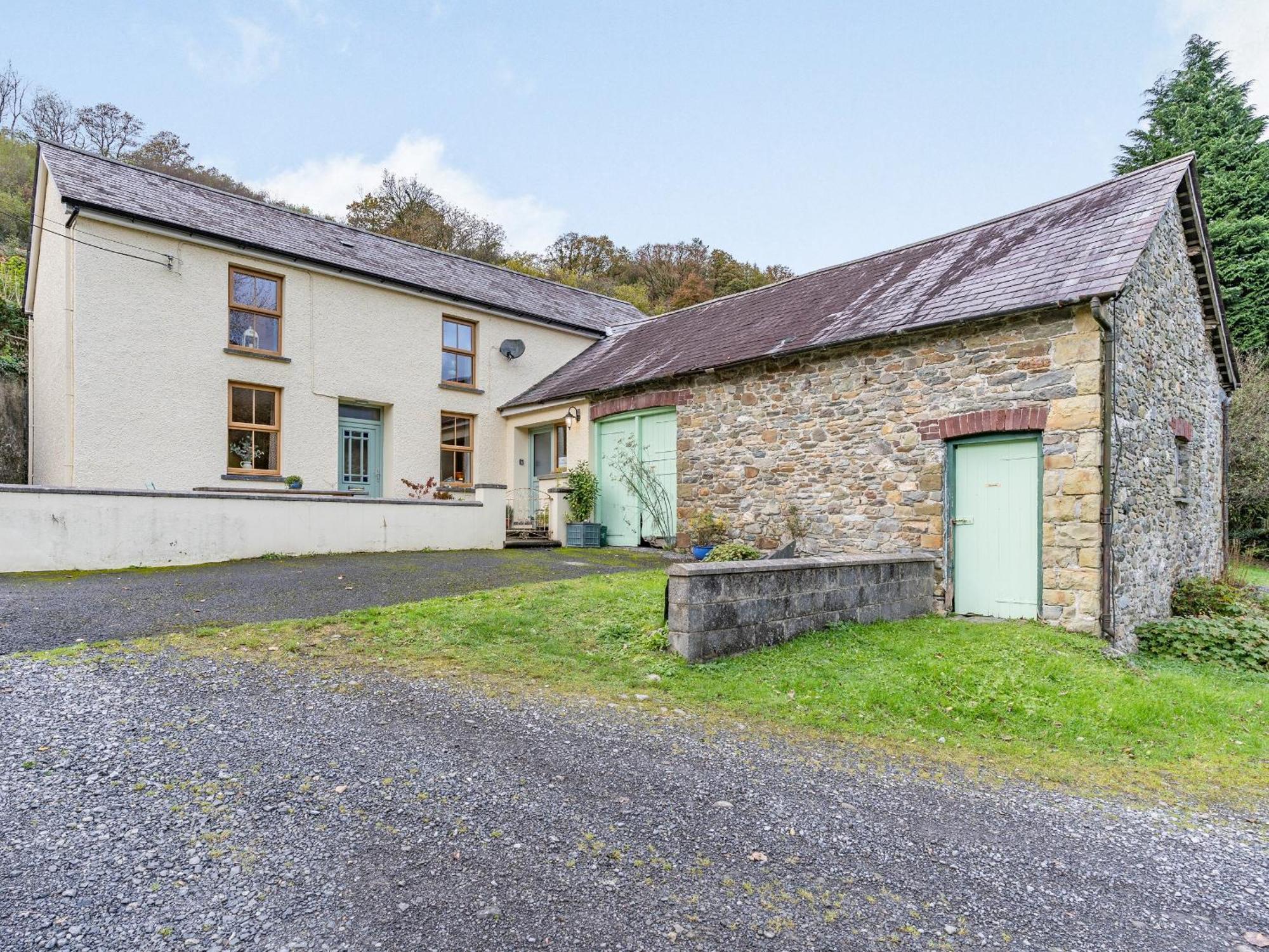 Pwll Farmhouse Llanllawdog Eksteriør bilde